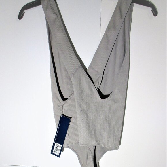 SPALDING OPAL GREY PLUNGE V-NECK SEAMLESS CROSS BACK CUT OUT BODYSUIT NWT - Picture 4 of 12
